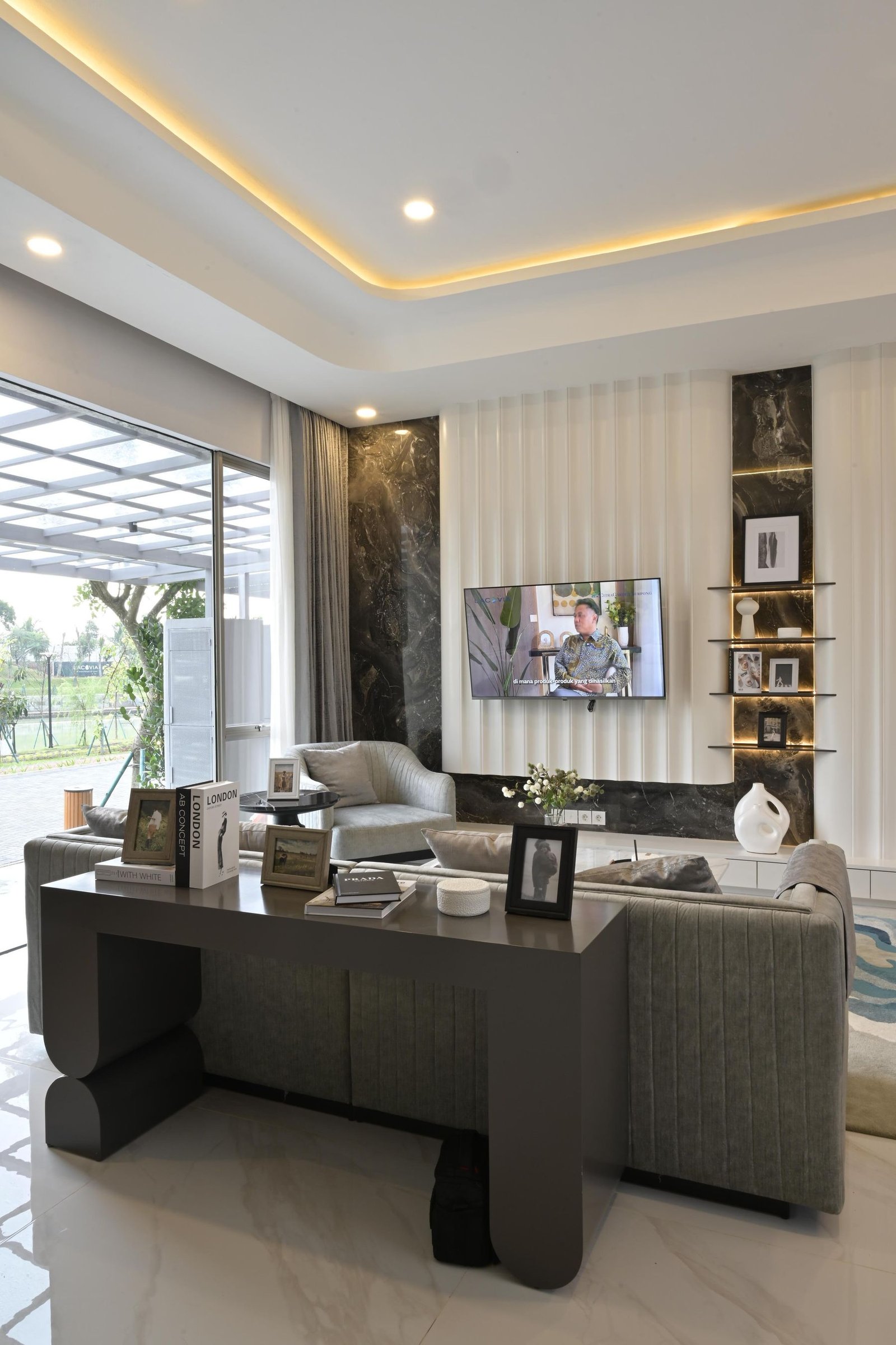 Intérieur élégant ouvert sur un jardin